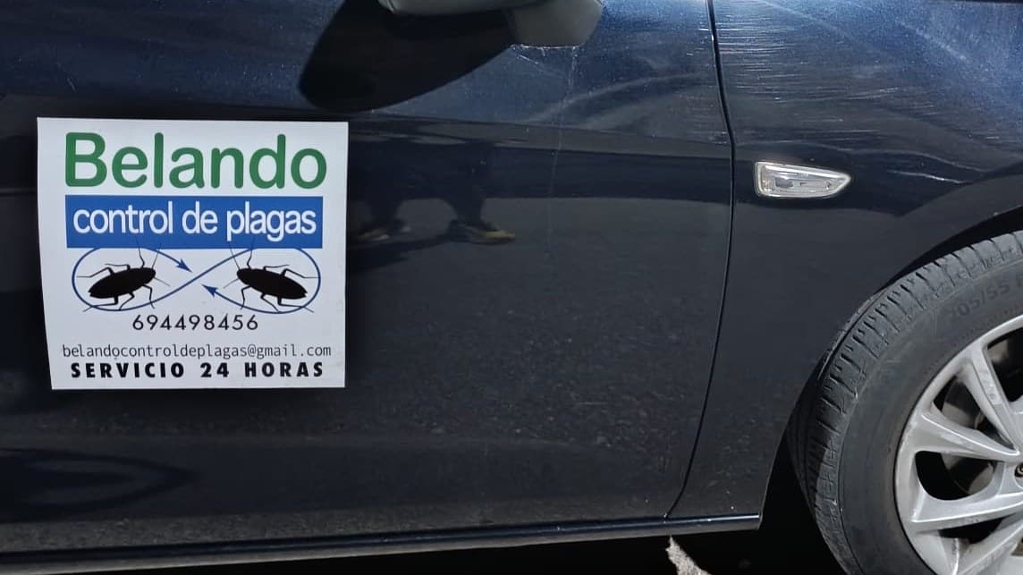 Vehículo de Belando Control de Plagas con la rotulación de la empresa y el teléfono de contacto